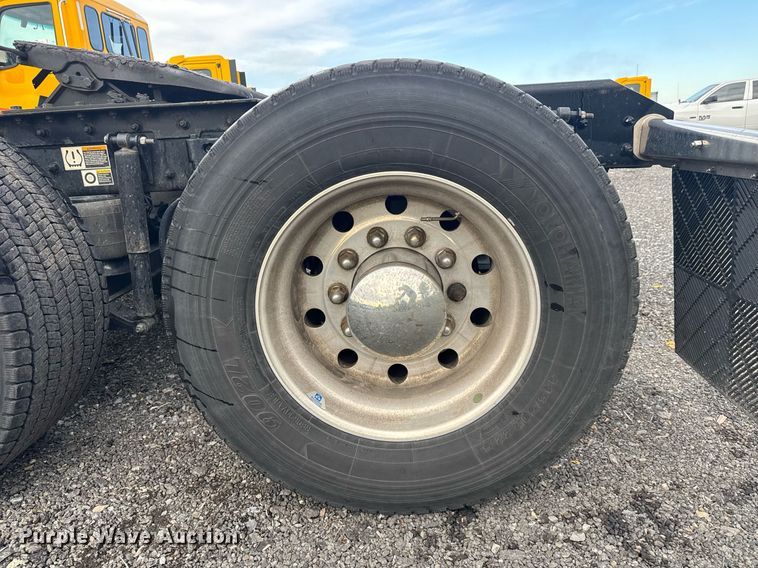 image for item EC3554 2022 Kenworth T680 semi truck