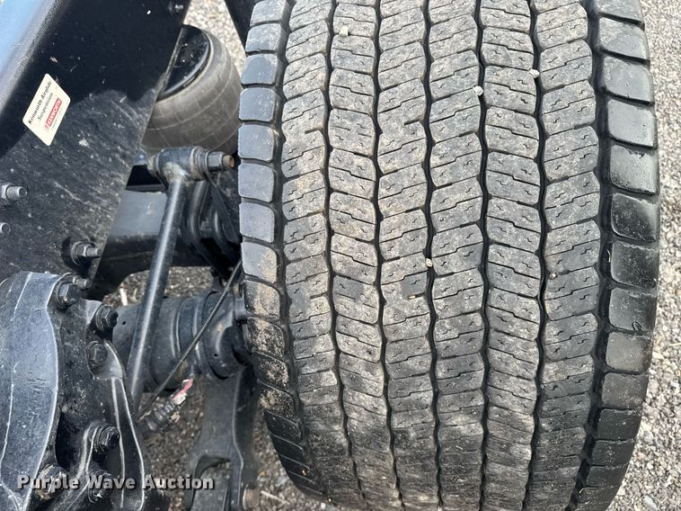 image for item EC3554 2022 Kenworth T680 semi truck