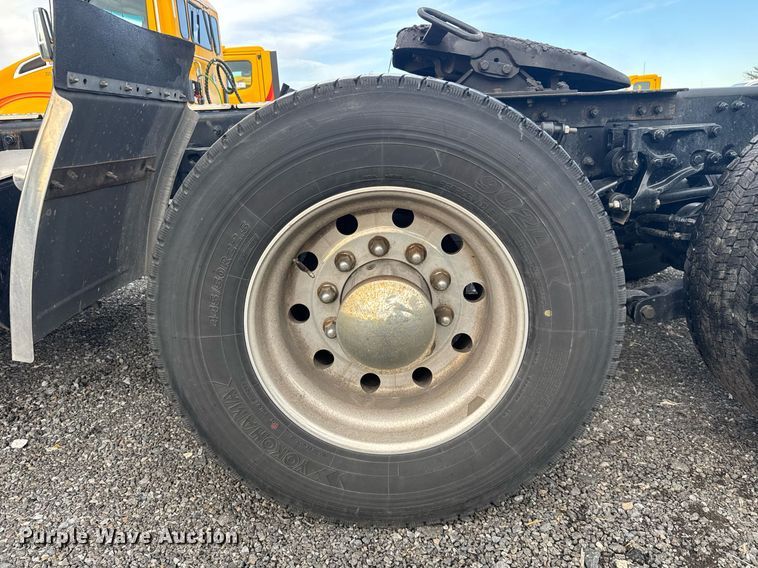 image for item EC3554 2022 Kenworth T680 semi truck