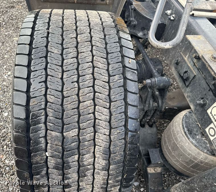 image for item EC3554 2022 Kenworth T680 semi truck