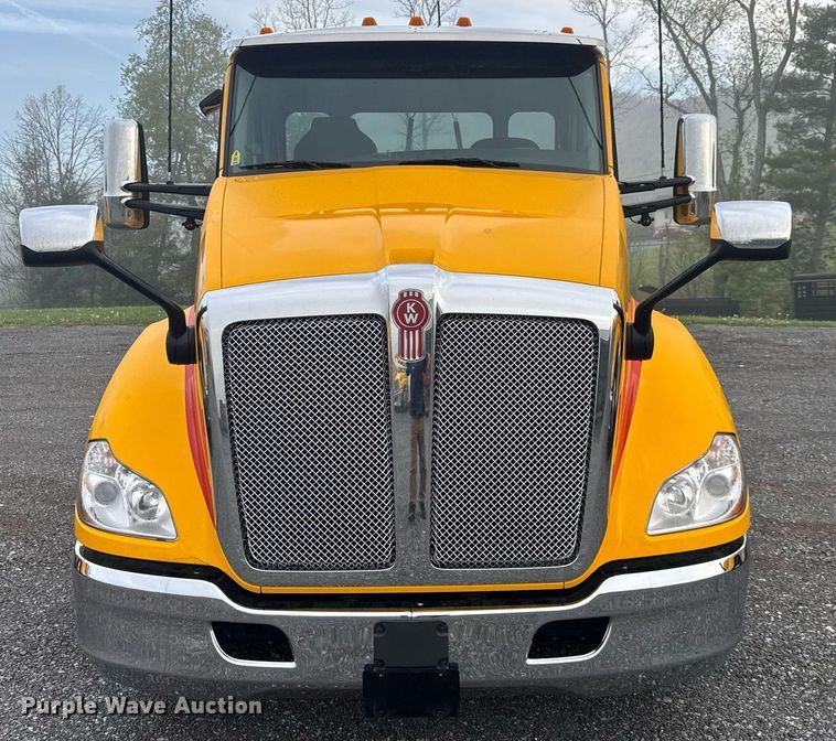 image for item EC3555 2022 Kenworth T680 semi truck