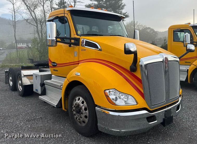 image for item EC3555 2022 Kenworth T680 semi truck