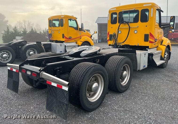 image for item EC3555 2022 Kenworth T680 semi truck