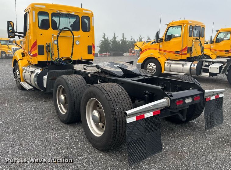 image for item EC3555 2022 Kenworth T680 semi truck