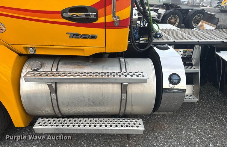 image for item EC3555 2022 Kenworth T680 semi truck