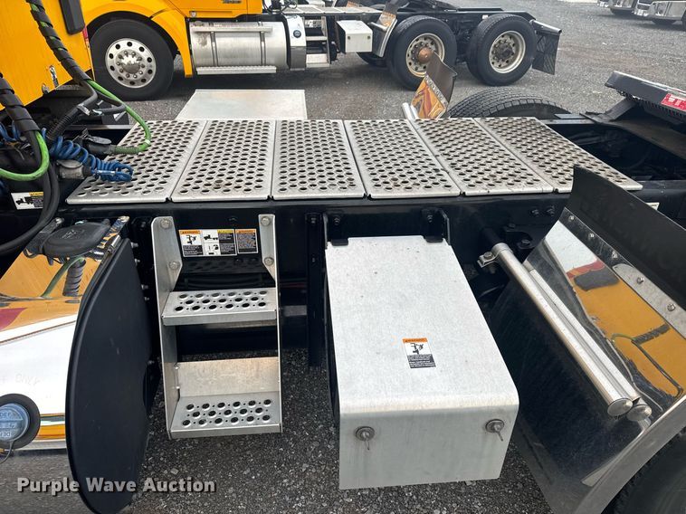 image for item EC3555 2022 Kenworth T680 semi truck