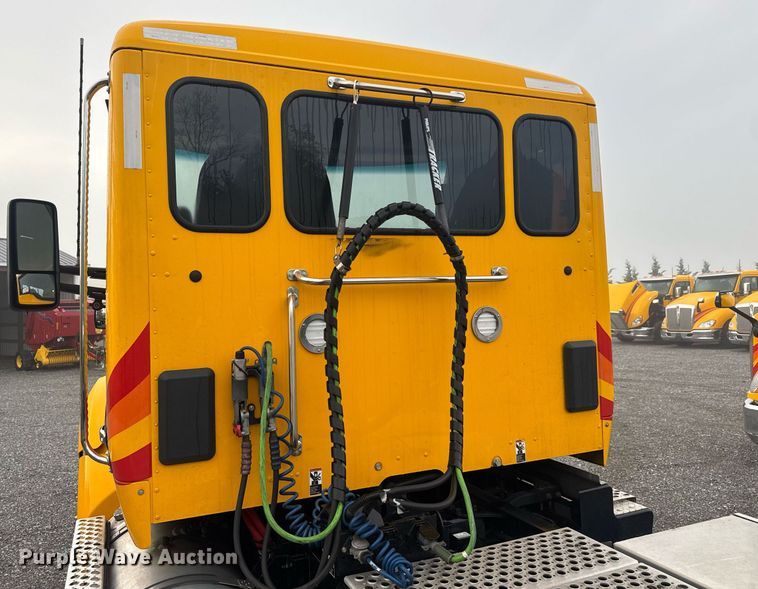 image for item EC3555 2022 Kenworth T680 semi truck