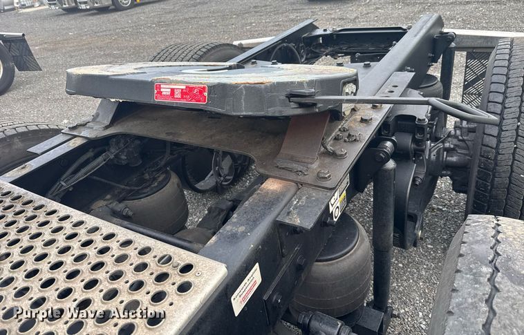 image for item EC3555 2022 Kenworth T680 semi truck