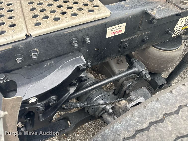 image for item EC3555 2022 Kenworth T680 semi truck