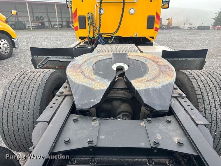 image for item EC3555 2022 Kenworth T680 semi truck