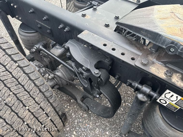 image for item EC3555 2022 Kenworth T680 semi truck