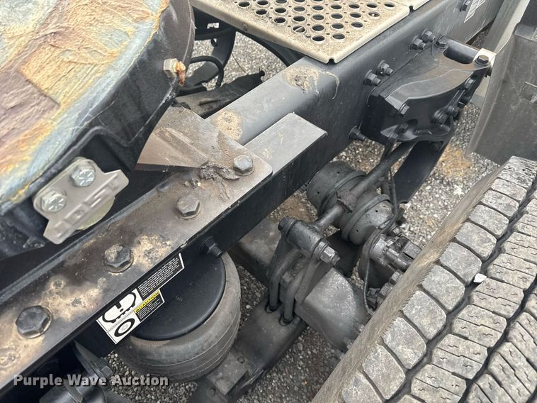 image for item EC3555 2022 Kenworth T680 semi truck