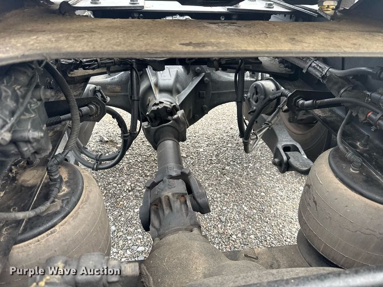 image for item EC3555 2022 Kenworth T680 semi truck