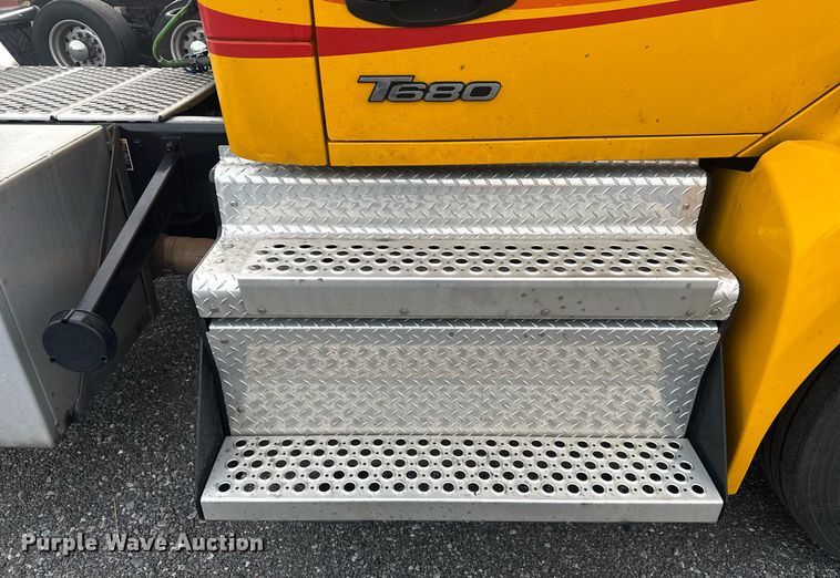 image for item EC3555 2022 Kenworth T680 semi truck