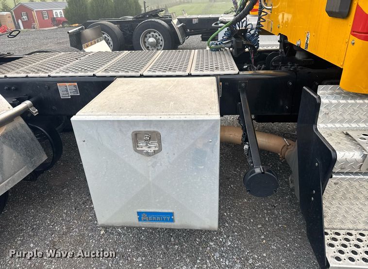 image for item EC3555 2022 Kenworth T680 semi truck