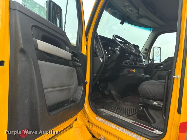 image for item EC3555 2022 Kenworth T680 semi truck