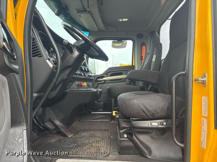 image for item EC3555 2022 Kenworth T680 semi truck