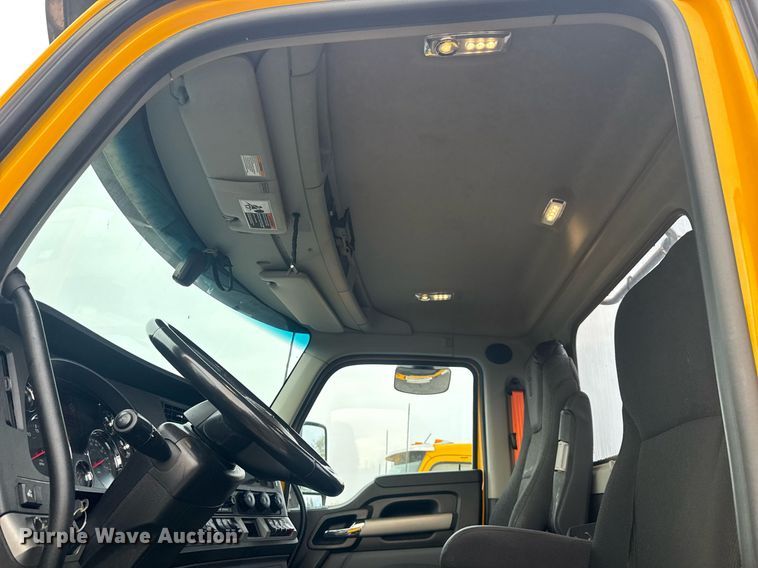 image for item EC3555 2022 Kenworth T680 semi truck