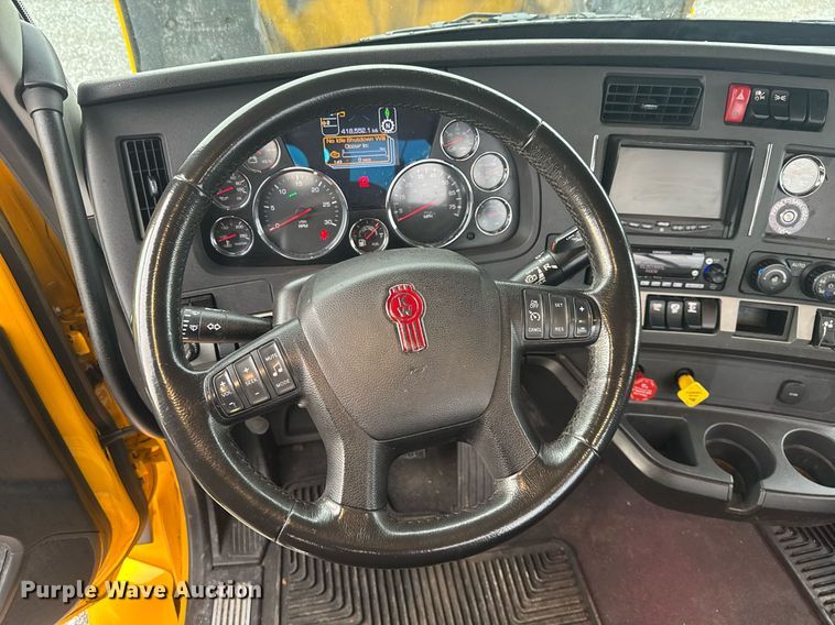 image for item EC3555 2022 Kenworth T680 semi truck