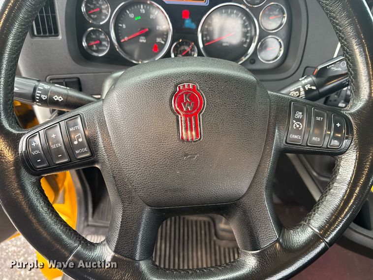 image for item EC3555 2022 Kenworth T680 semi truck