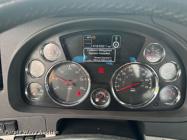 image for item EC3555 2022 Kenworth T680 semi truck