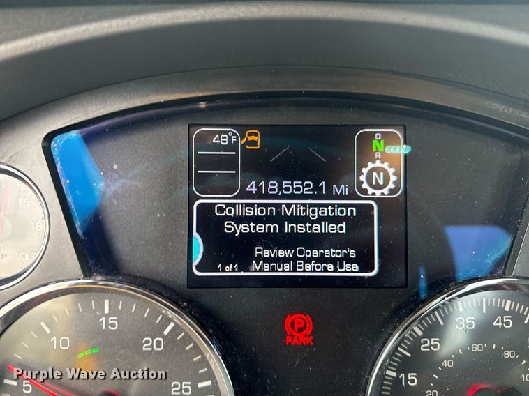 image for item EC3555 2022 Kenworth T680 semi truck