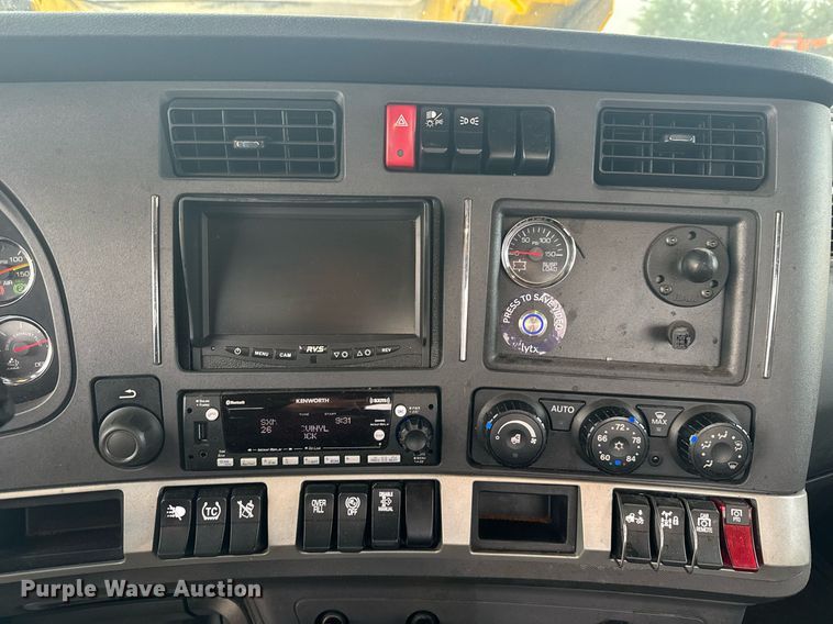 image for item EC3555 2022 Kenworth T680 semi truck