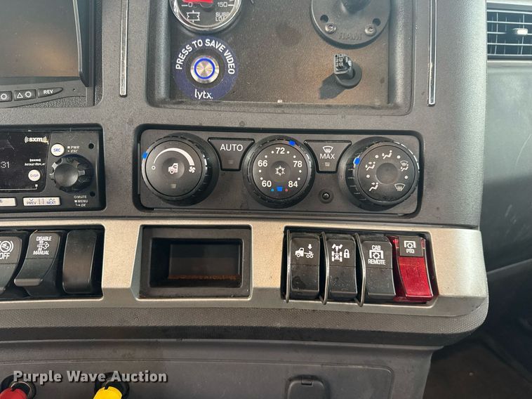 image for item EC3555 2022 Kenworth T680 semi truck