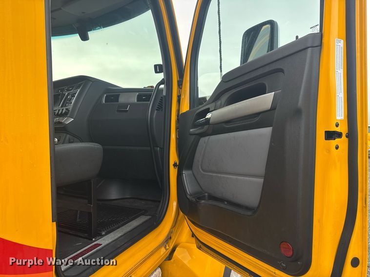 image for item EC3555 2022 Kenworth T680 semi truck