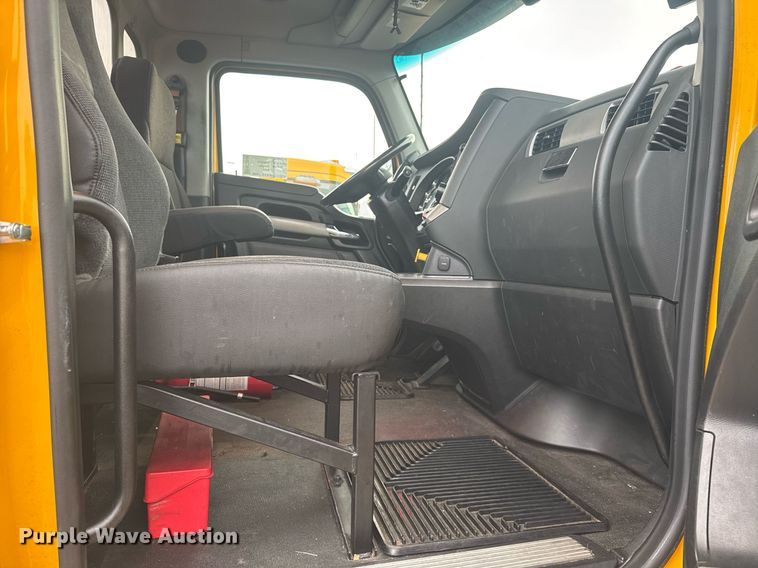 image for item EC3555 2022 Kenworth T680 semi truck