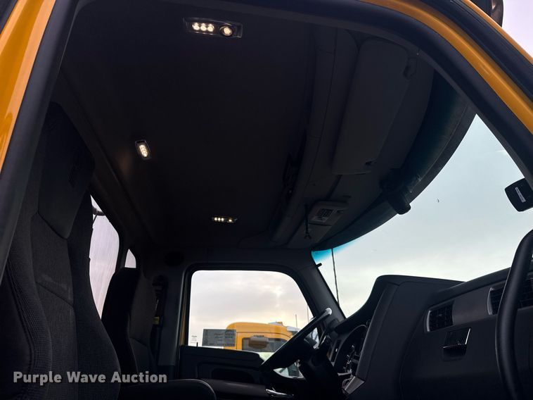 image for item EC3555 2022 Kenworth T680 semi truck