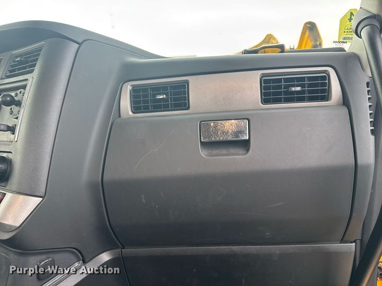 image for item EC3555 2022 Kenworth T680 semi truck