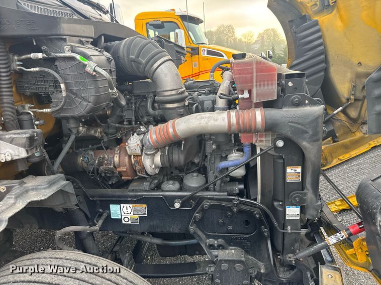 image for item EC3555 2022 Kenworth T680 semi truck