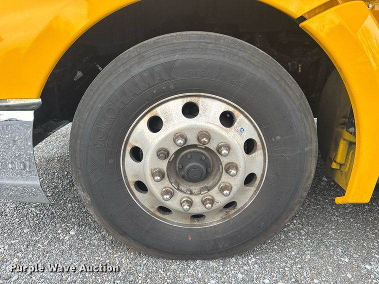 image for item EC3555 2022 Kenworth T680 semi truck