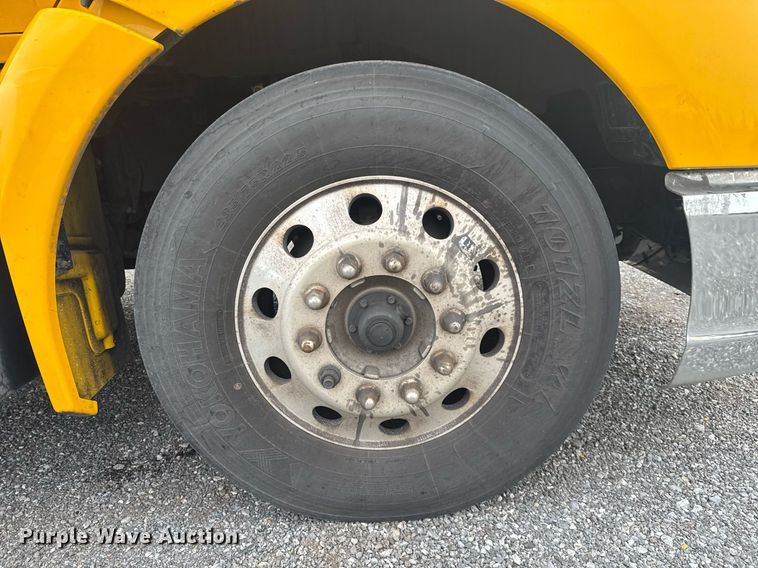 image for item EC3555 2022 Kenworth T680 semi truck