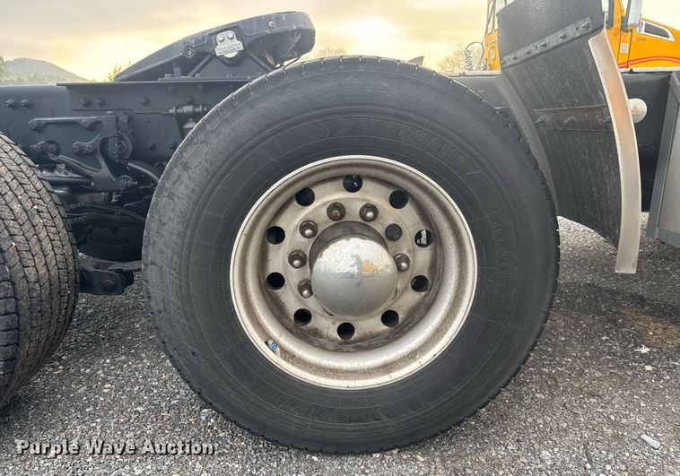 image for item EC3555 2022 Kenworth T680 semi truck