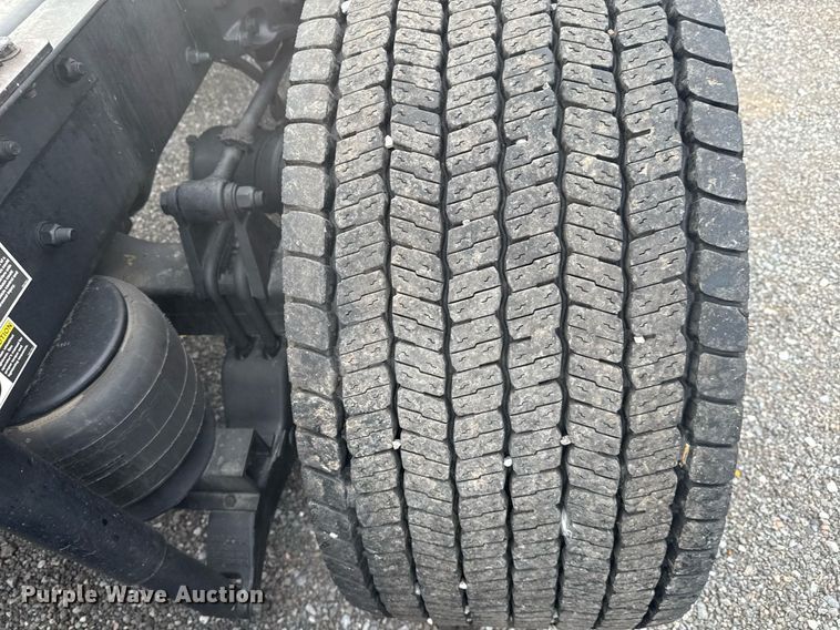 image for item EC3555 2022 Kenworth T680 semi truck