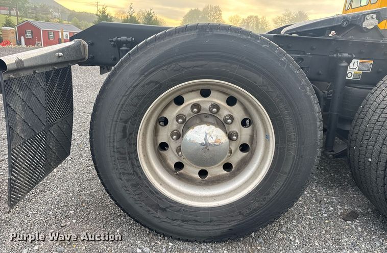 image for item EC3555 2022 Kenworth T680 semi truck