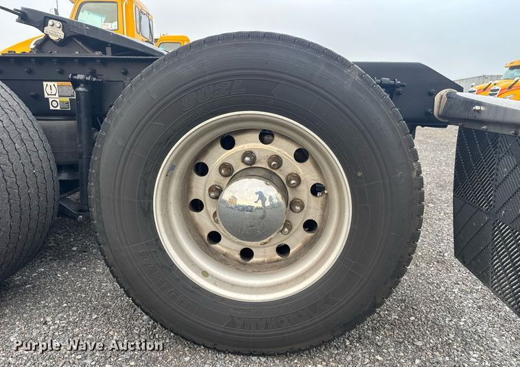 image for item EC3555 2022 Kenworth T680 semi truck