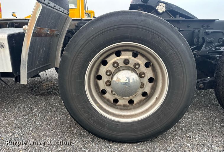 image for item EC3555 2022 Kenworth T680 semi truck