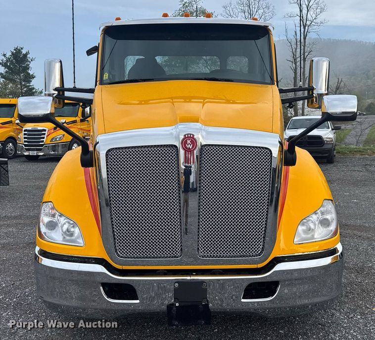 image for item EC3556 2022 Kenworth T680 semi truck