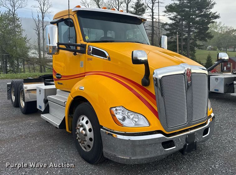 image for item EC3556 2022 Kenworth T680 semi truck