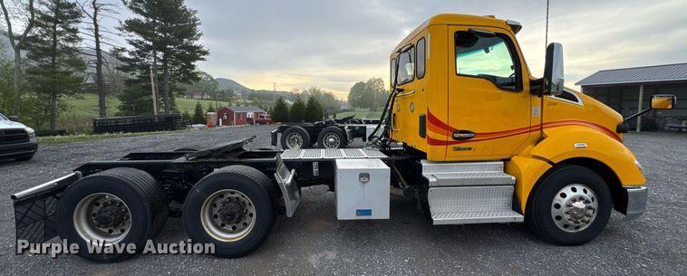 image for item EC3556 2022 Kenworth T680 semi truck