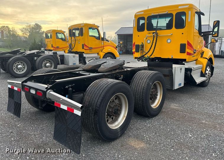 image for item EC3556 2022 Kenworth T680 semi truck