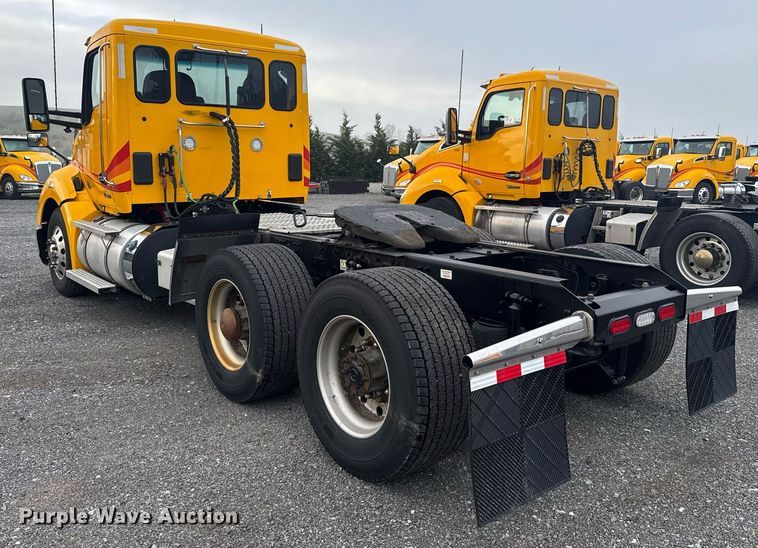 image for item EC3556 2022 Kenworth T680 semi truck