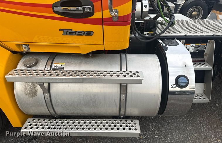 image for item EC3556 2022 Kenworth T680 semi truck