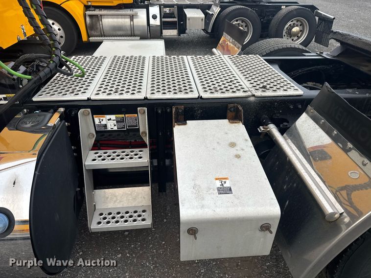 image for item EC3556 2022 Kenworth T680 semi truck