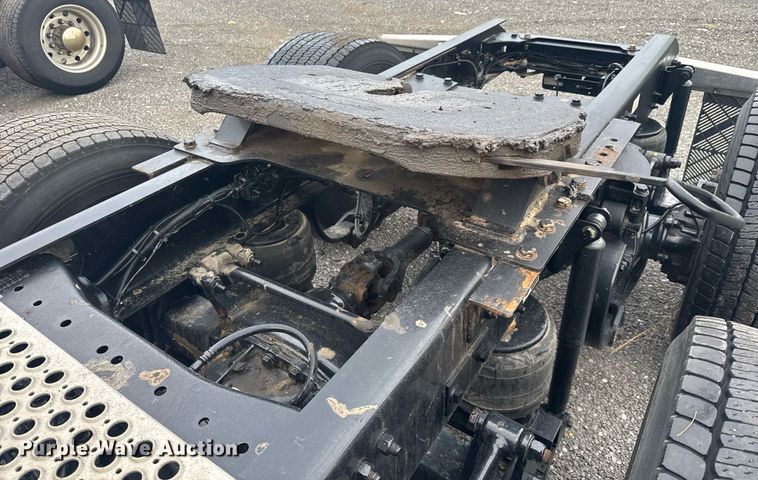 image for item EC3556 2022 Kenworth T680 semi truck