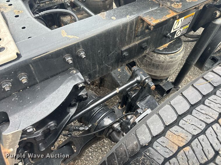 image for item EC3556 2022 Kenworth T680 semi truck