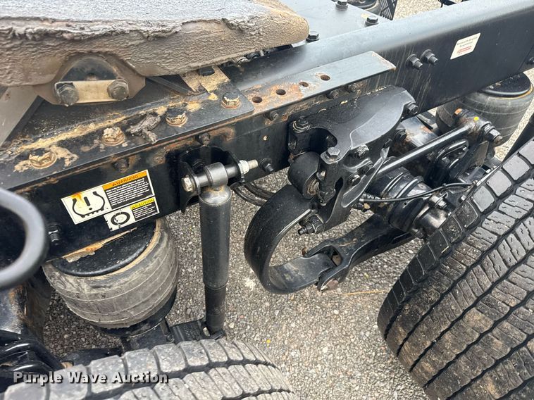 image for item EC3556 2022 Kenworth T680 semi truck